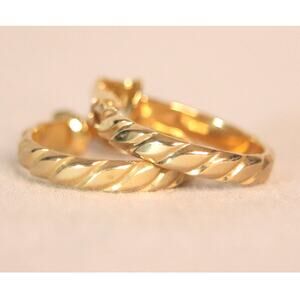 Hoop earrings Gold Tone Spiral Scalloped Design Clip Ons